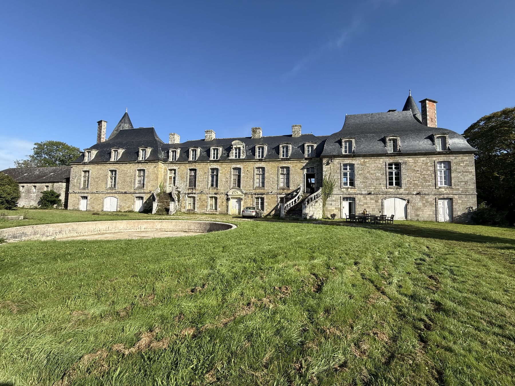 Façade principale du château