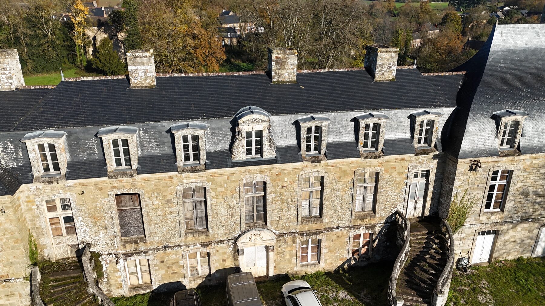 Détail de la façade et des lucarnes du château